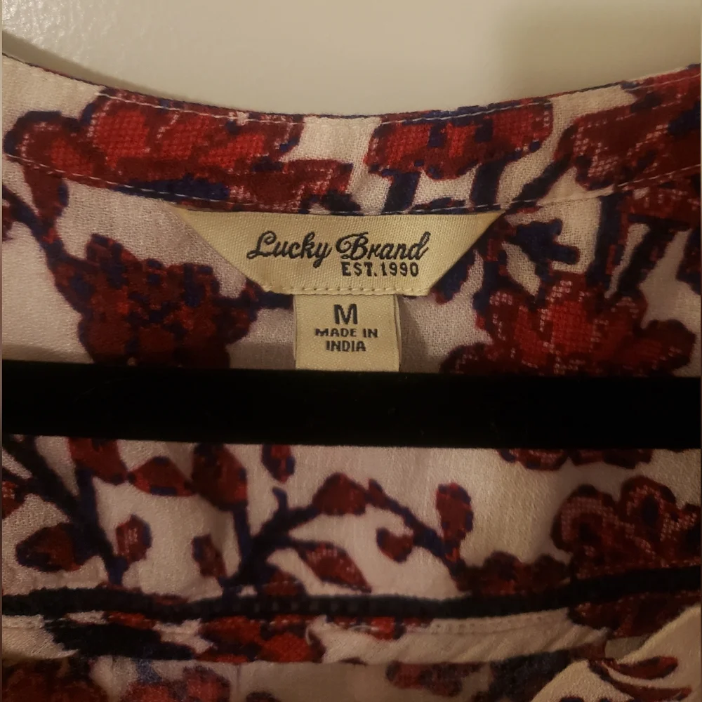 Lucky Brand Women's Blouse - Size Medium - Picture 6 of 6